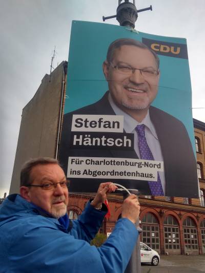 Beim Reparieren der Hohlkammerplakate fr die Wiederholungswahlen