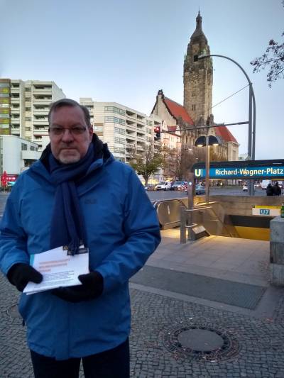 Am Richard-Wagner-Platz in Sichtweite des Rathaus Charlottenburg unterwegs fr die Fraktion