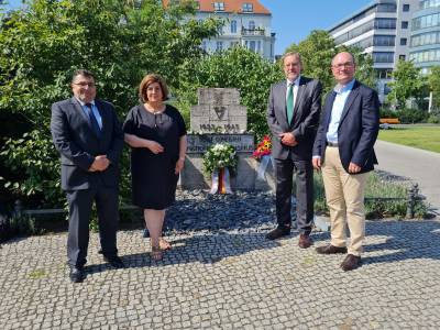 Kranzniederlegung zum 20. Juli 1944 mit Fraktionsschatzmeister Manuel Sandvo, der stv. Fraktionsvorsitzenden Judith Stckler und Bezirksstadtrat Arne Herz